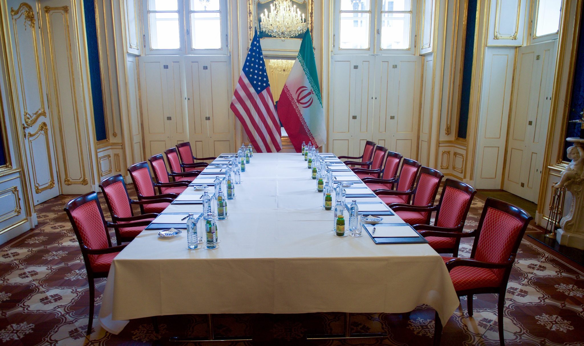 Meeting_Table_Awaits_Secretary_Kerry_and_Iranian_Foreign_Minister_Zarif_Before_Meeting_in_Austria_(24415549615)